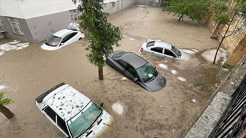 Sağanak sonrası ortaya bu görüntüler çıktı: Ev ve iş yerlerini su bastı, araçlar suya gömüldü-0