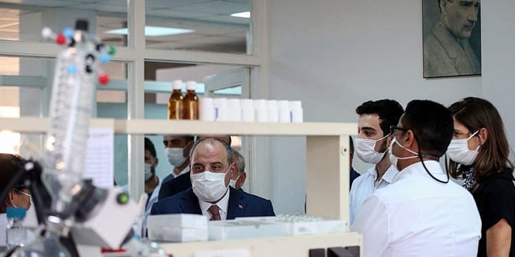 Bakan Varank koronavirüse karşı kullanılan ilacı üreten fabrikada-0