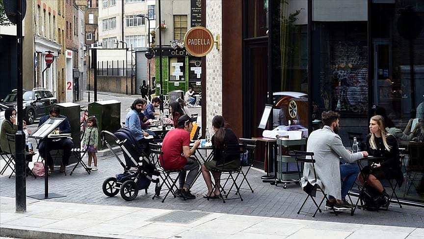 İngiltere'de normalleşmede yeni adım: Hangi yasaklar kalkıyor?