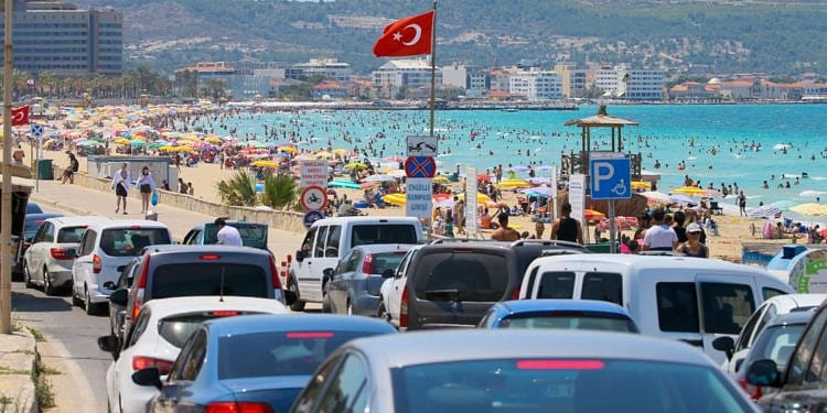 Çeşme'nin ünlü plajında uzun kuyruklar oluştu-0