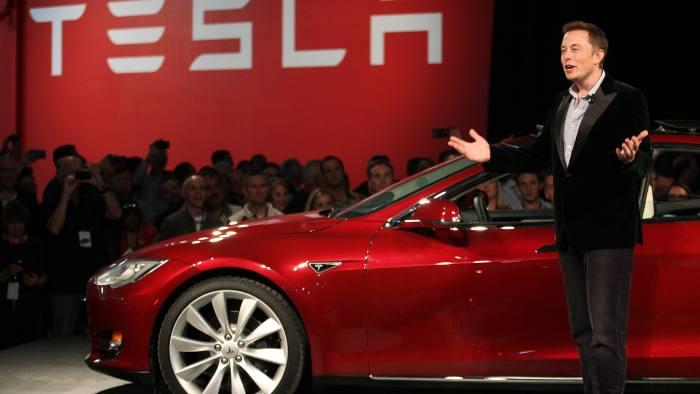 Tesla'nın 'otopilot' sürücü destek sistemine soruşturma: Çakarlı araçları zor mu tespit ediyor?