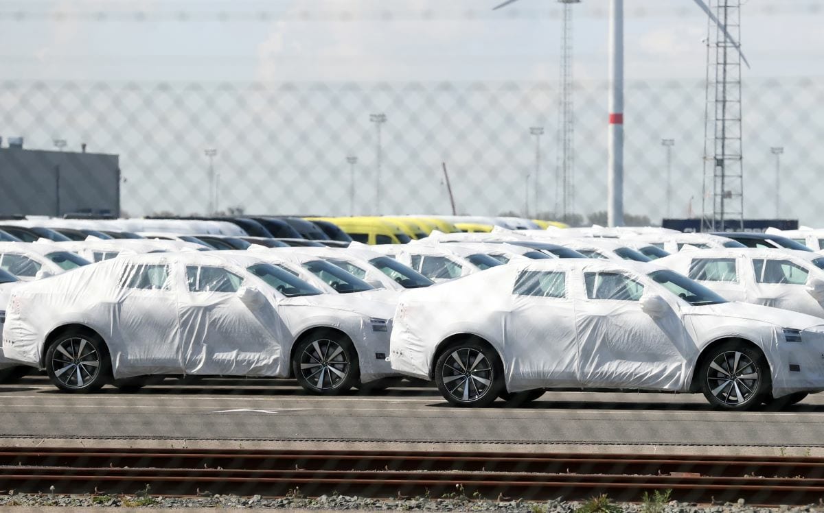 Yaptırımlara takıldı: Binlerce lüks araç limanda bekliyor, otopark doldu