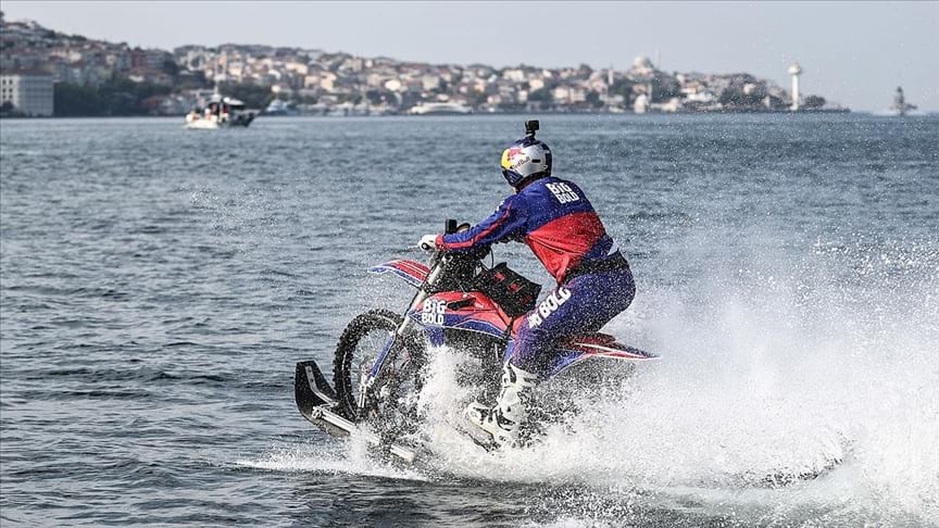 Motosikletiyle 1.5 dakikada İstanbul Boğazı'nı geçti