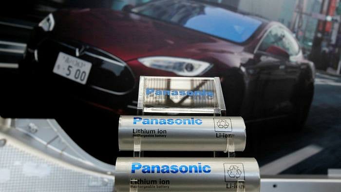 Tesla'daki tüm hisselerini sattı