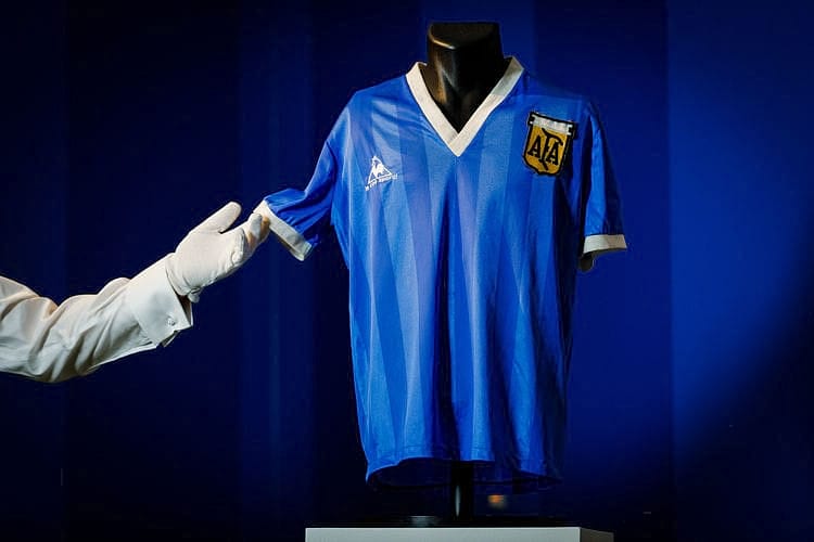 'Tanrının eli' forması 36 yıl sonra rekor fiyata satıldı-0