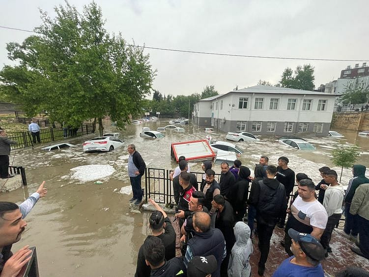 Sağanak sonrası ortaya bu görüntüler çıktı: Ev ve iş yerlerini su bastı, araçlar suya gömüldü