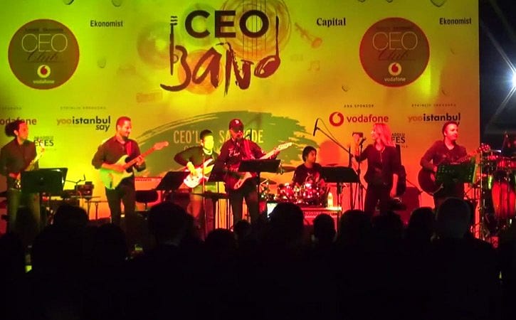 Erdal Karamercan CEO Band Sahnesinde