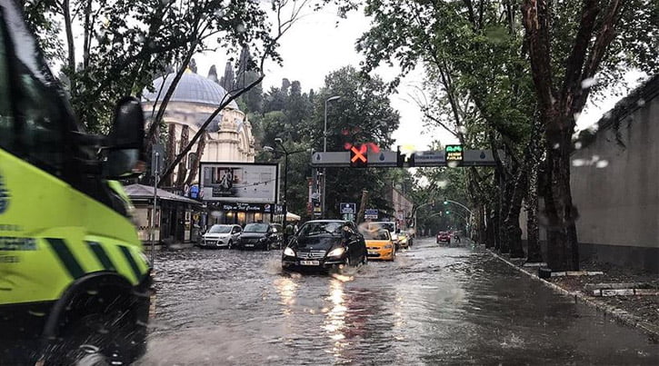 İstanbul'u sağanak vurdu: Ev ve işyerlerini su bastı, araçlar sular altında kaldı