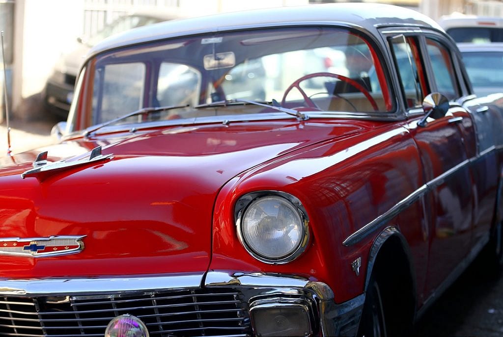 Klasik otomobilleri aylarca uğraşıp ilk haline getiriyor-7