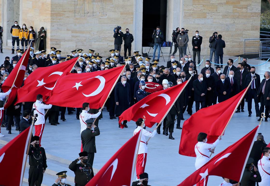 Ata'ya saygı duruşu: Saat 9'u 5 geçe hayat 1 dakika durdu-1