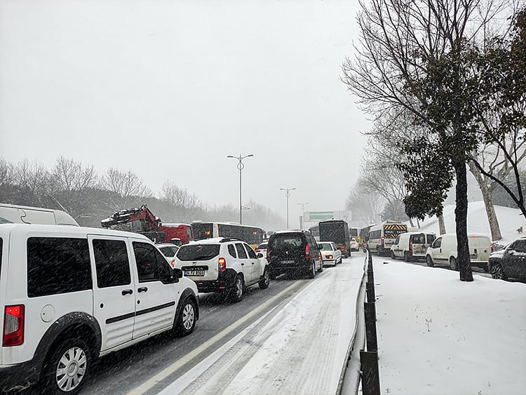 İstanbul'da kar esareti: Ulaşım kilitlendi, geçişler durduruldu-0