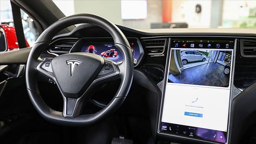 Tesla'nın 'otopilot' sürücü destek sistemine soruşturma: Çakarlı araçları zor mu tespit ediyor?-0