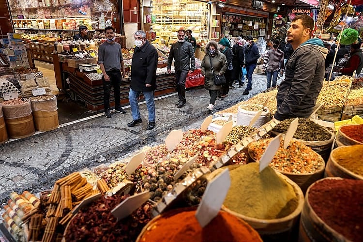 İstanbul'da gündüz binlerce kişiyi ağırlayan mahallede 15 kişi yaşıyor-2