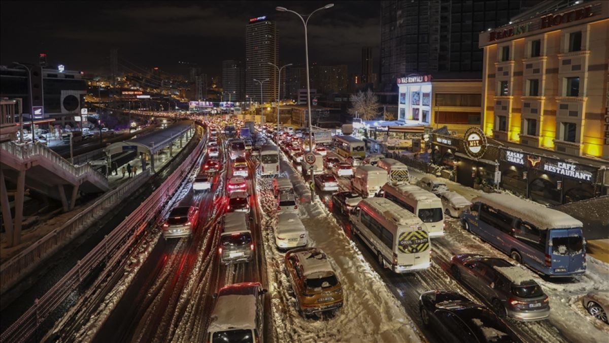 İstanbul'da özel araçlar saat 13.00'e kadar trafiğe çıkamayacak