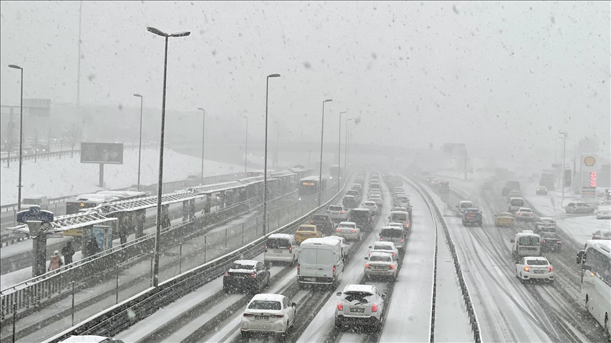 İstanbul'da kar esareti: Ulaşım kilitlendi, geçişler durduruldu
