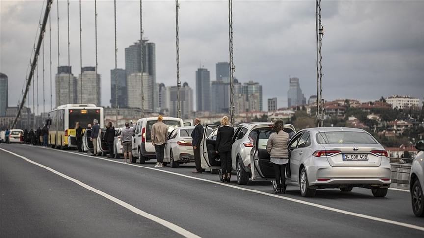 Ata'ya saygı duruşu: Saat 9'u 5 geçe hayat 1 dakika durdu