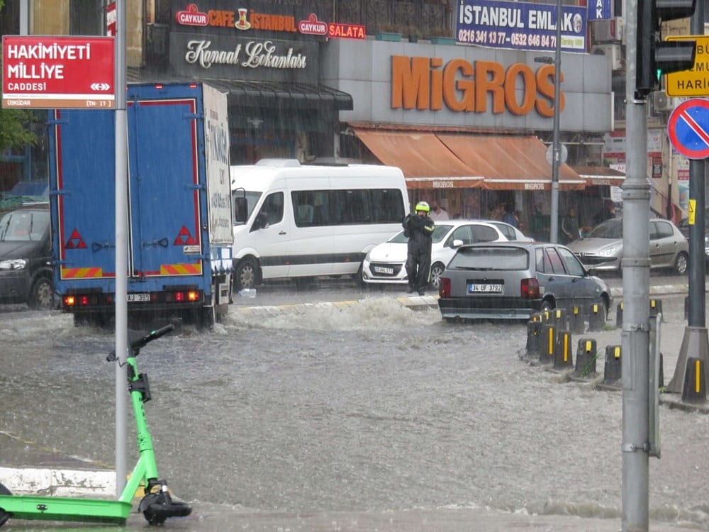 İstanbul'u sağanak vurdu: Ev ve işyerlerini su bastı, araçlar sular altında kaldı-1
