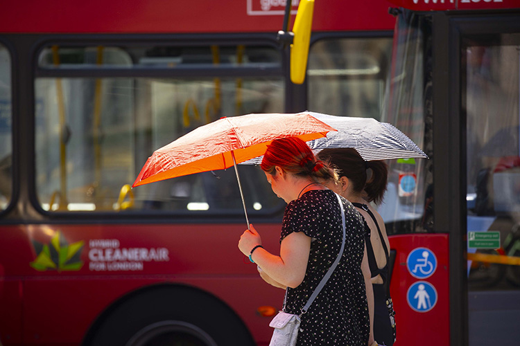 İngiltere bugün ilki yaşadı: Sıcaklık tarihinin en yüksek seviyesine ulaştı