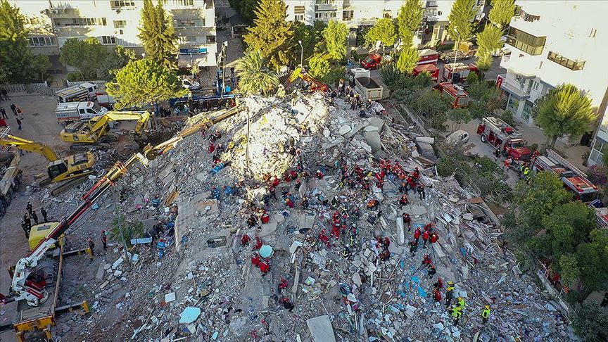 İzmir'de yıkılan binaların müteahhitleri gözaltında 