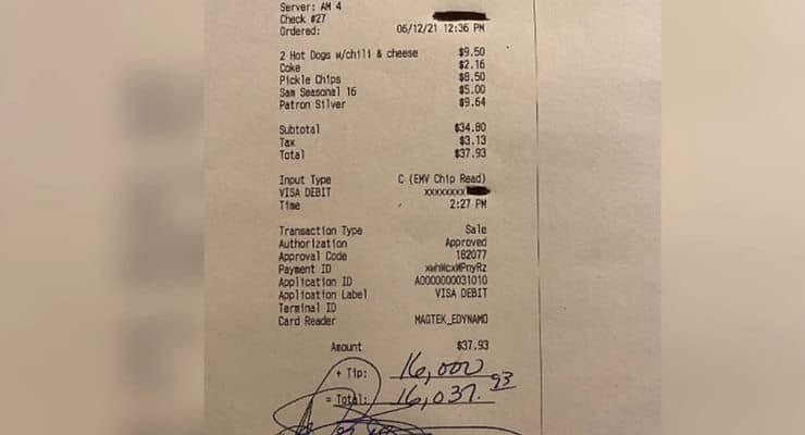 Bıraktığı bahşişle restoran sahibini şaşkına çevirdi-0