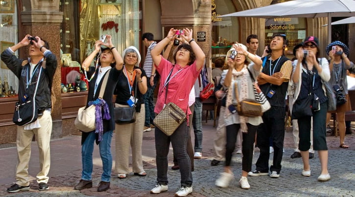 Turizm gelirinde düşüş sürüyor