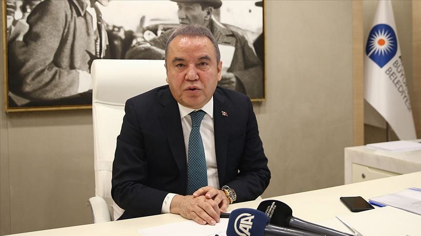 Kovid-19 tedavisi gören Muhittin Böcek Akdeniz Üniversitesi Hastanesine sevk edildi