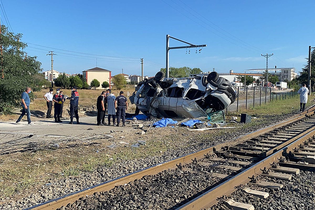 Tekirdağ'da yük treni işçileri taşıyan minibüse çarptı: 6 ölü, 7 yaralı... TCDD'den açıklama