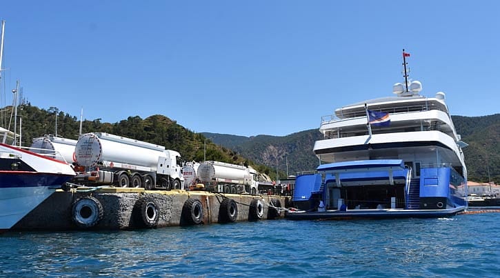 Marmaris'e gelen mega yat 1.3 milyon TL'lik yakıt aldı