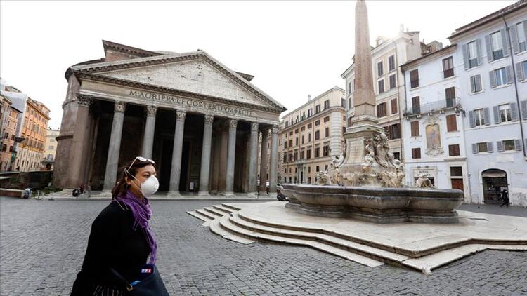 Fitch, İtalya'nın kredi notunu düşürdü