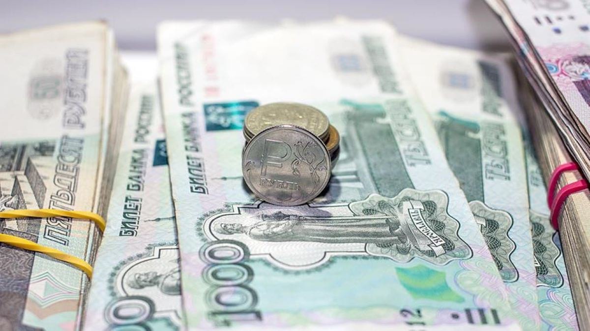 Rus rublesi dolar karşısında değer kaybetmeye devam ediyor