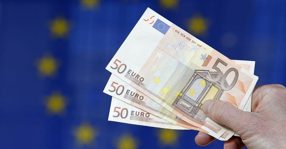 ECB anketi: Büyüme beklentisi düştü, enflasyon yükseldi