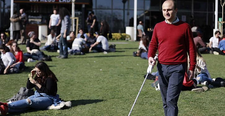 Akıllı bastonla dünyaya açıldı