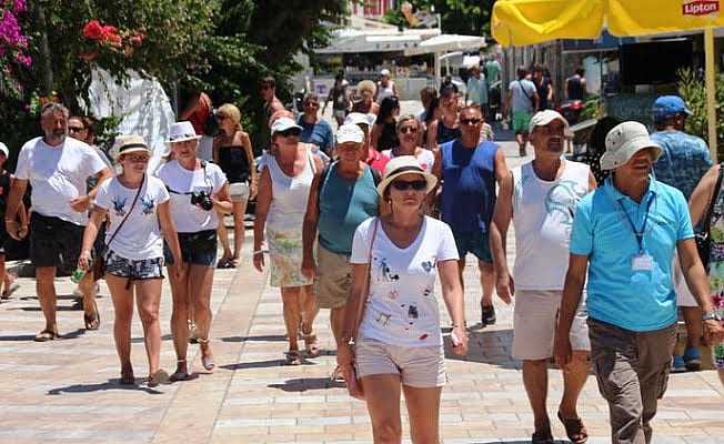Bakan Ersoy: Öngörümüz turizm sezonu mayıs sonuna ertelenecek