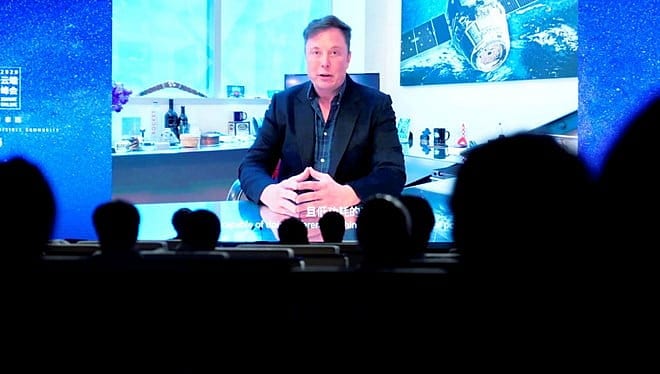 Musk merakla beklenen Neuralink'i tanıttı: İnsan beynine takılacak