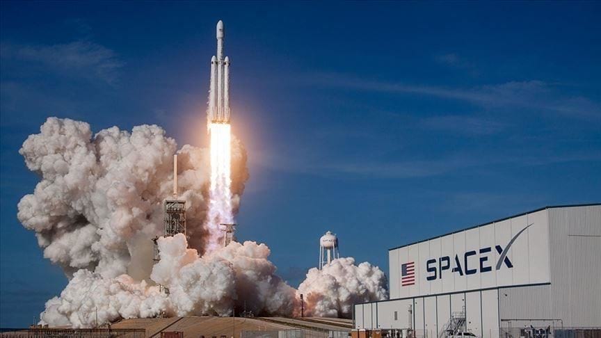SpaceX 4 astronotu taşıyan Crew Dragon mekiğini uzaya fırlattı