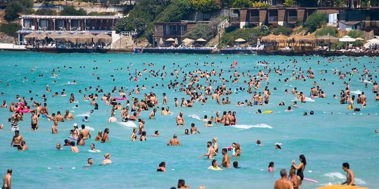 Çeşme'nin ünlü plajında uzun kuyruklar oluştu-1
