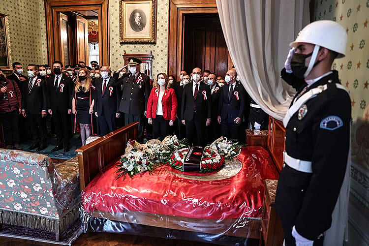 Ata'ya saygı duruşu: Saat 9'u 5 geçe hayat 1 dakika durdu-2