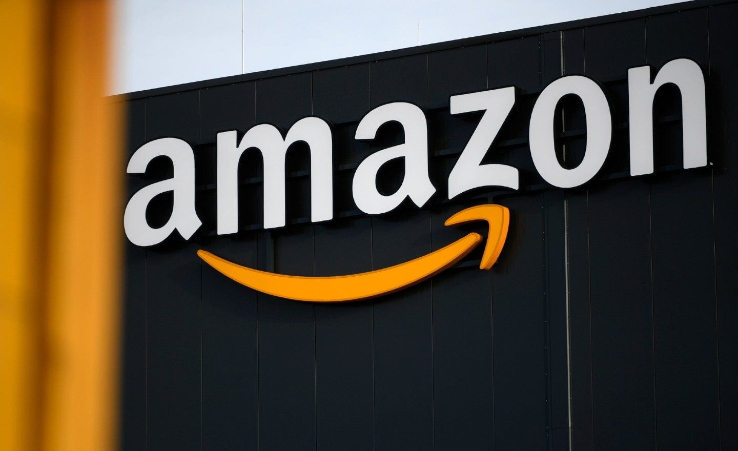 Amazon'dan logo değişikliği: Adolf Hitler'e benzetilmişti