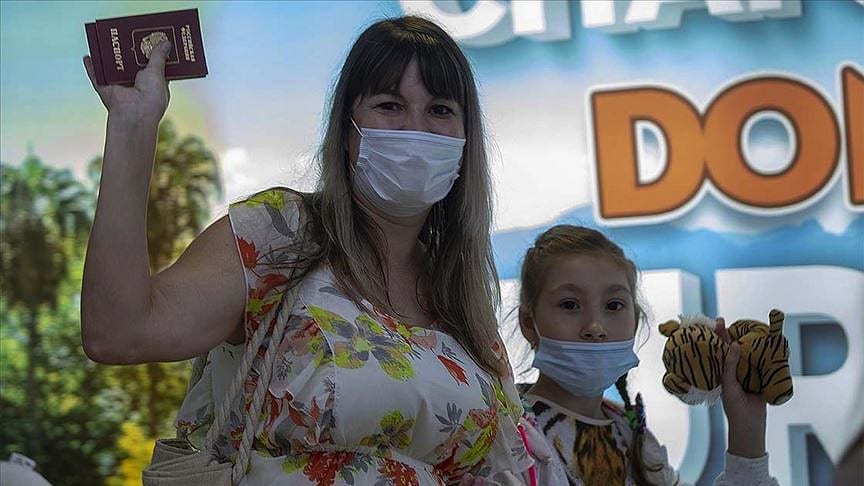 Antalya'ya ilk Rus turist kafilesi geldi