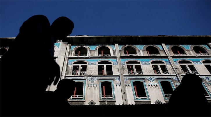 Denize doğru kayan 113 yıllık han askıya alındı
