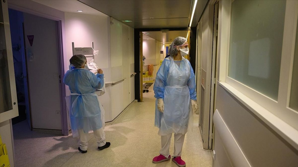 Fransa'da bir günde yarım milyondan fazla kişide koronavirüs tespit edildi