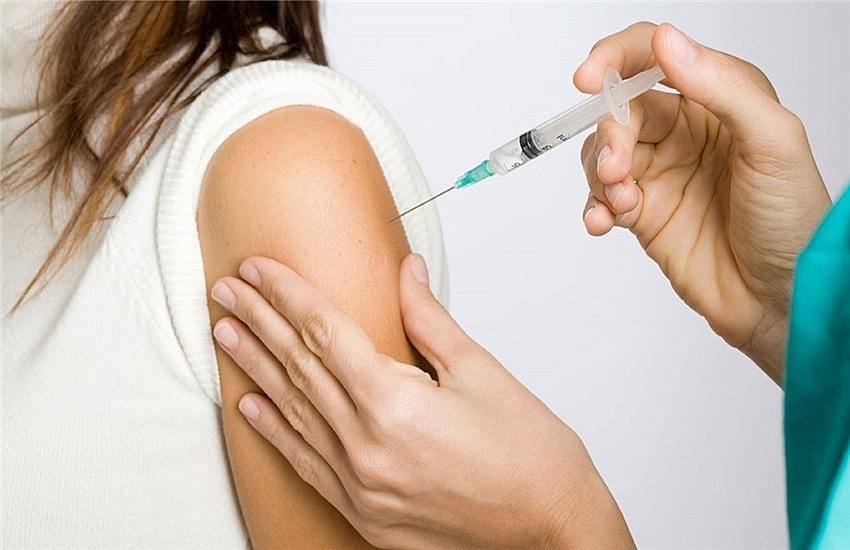 AB onaylamadığı aşının teslimatındaki gecikmeden şikayetçi