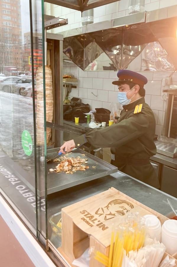 Moskova'da tartışma yaratan dönerci: Stalin Döner-1