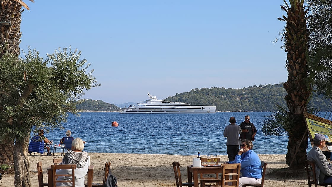 Ünlü iş insanları Gates ve Bezos'un mega yatları Bodrum'un koylarına demirledi-0