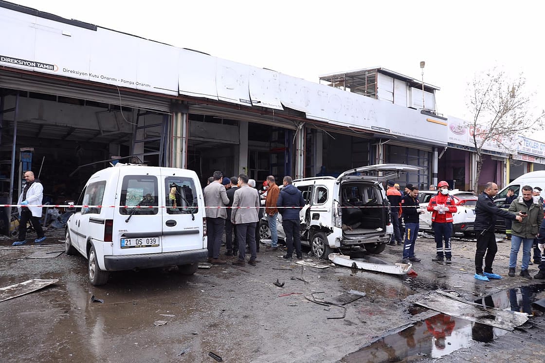 Diyarbakır'da sanayi sitesindeki bir iş yerinde patlama: 5'i ağır 10 kişi yaralı-0