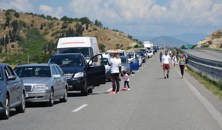Bulgaristan'da tartışma yaratan tatil: Sınır açıldı, binlerce kişi Yunanistan'a gitti