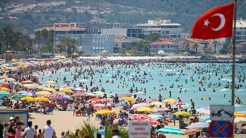 Çeşme'nin ünlü plajında uzun kuyruklar oluştu