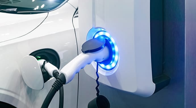 Tam kapanmada elektrikli ve hibrit araçlar için şarj uyarısı