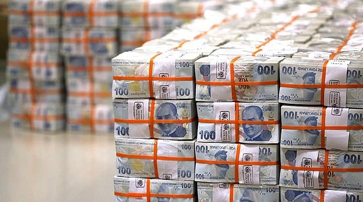 Faiz indirimine kur artışı ‘dur’ dedi
