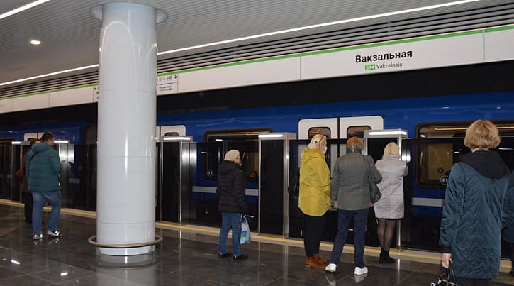 Belarus'taki metro hattının peron ayırıcı kapı sistemi Türkiye'den